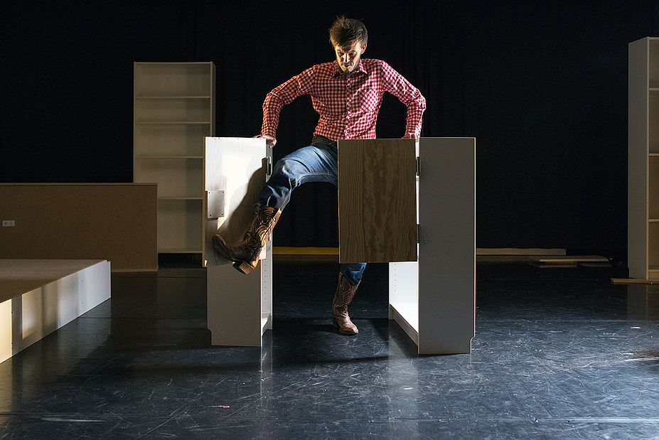 BILLY – eine Möbel-Performance von und mit Felix Marchand